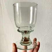 4 verres sur pied en verre soufflé artisanal de teinte verte