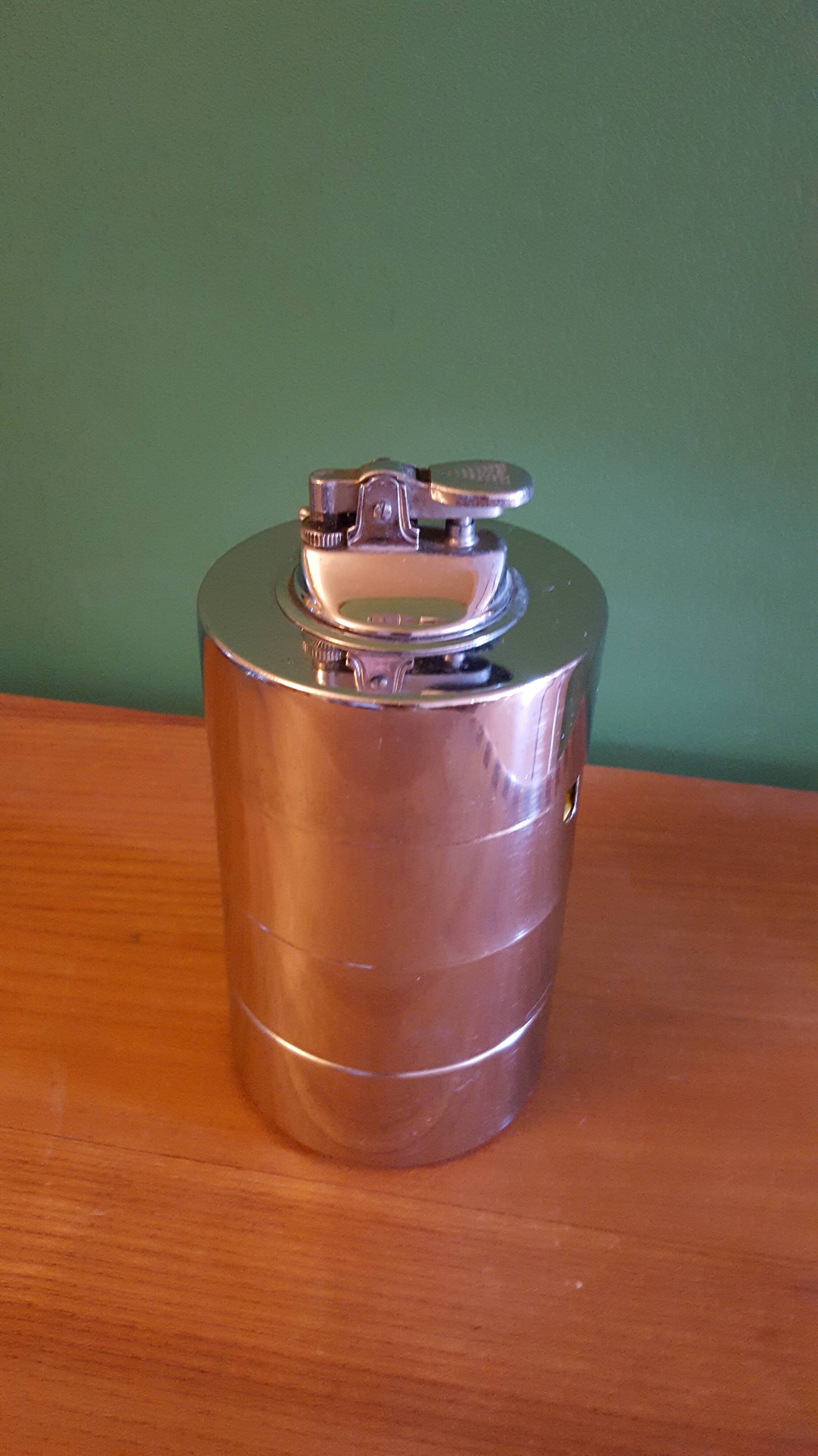 Vintage lighter and ashtrays 70
