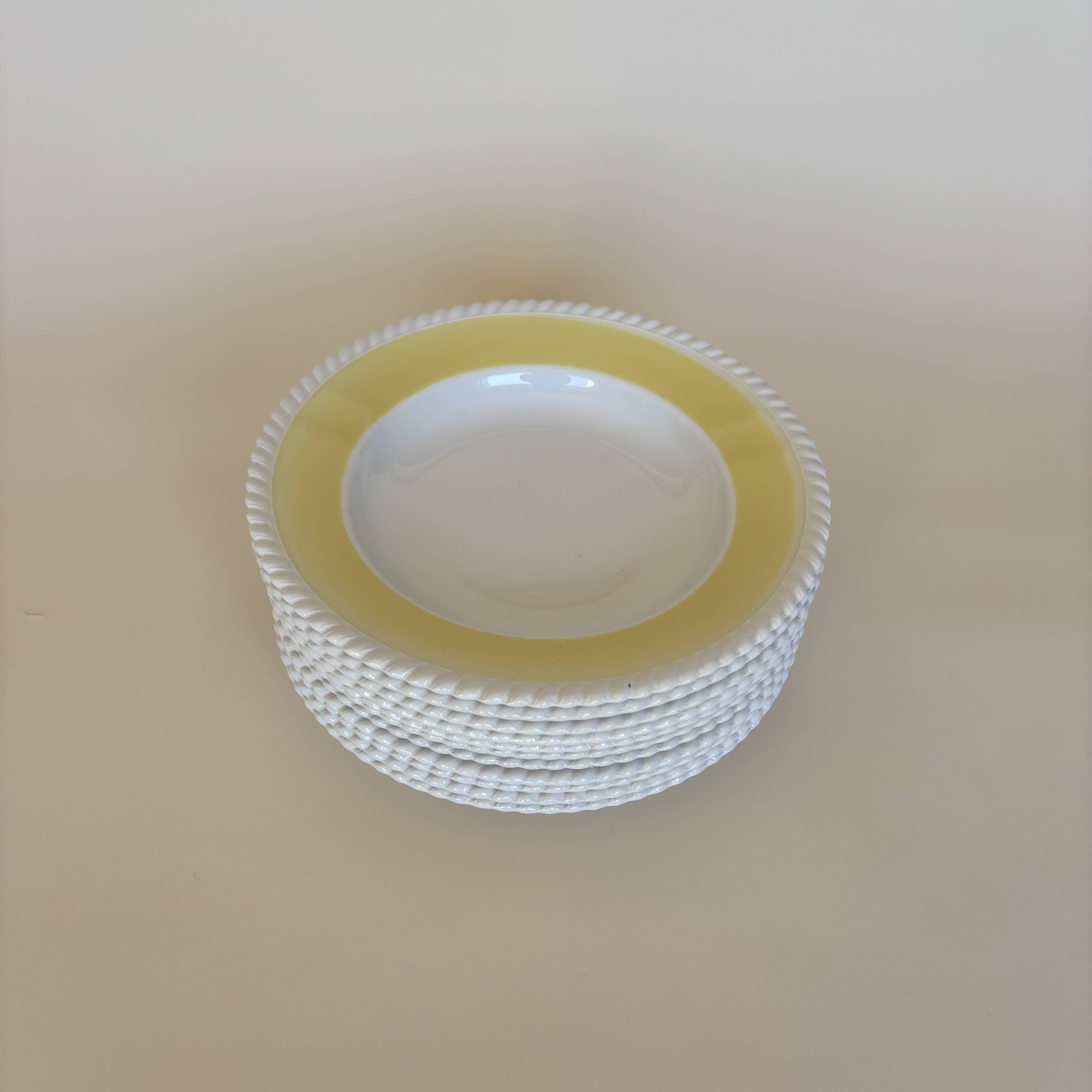 11 assiettes jaune et blanche vintage