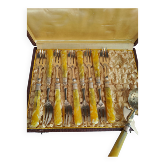 Set of dessert cutlery