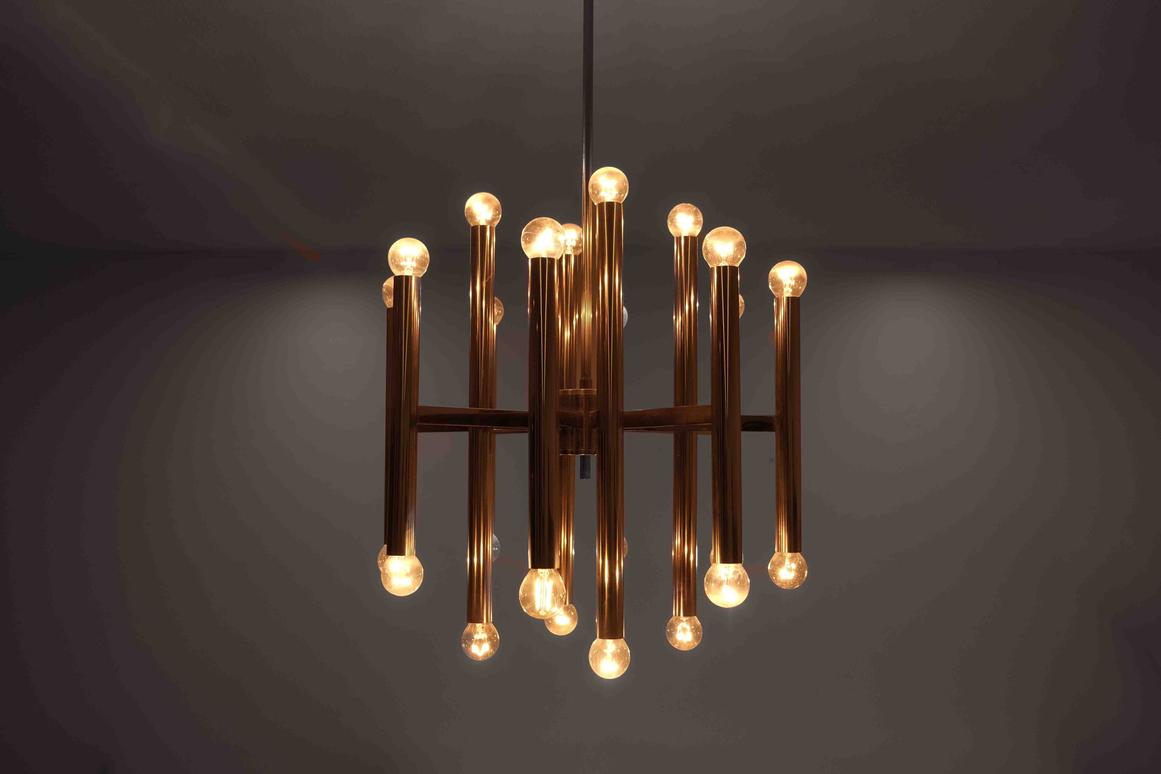 Grand lustre tubulaire Sciolari en laiton, Italie années 1960