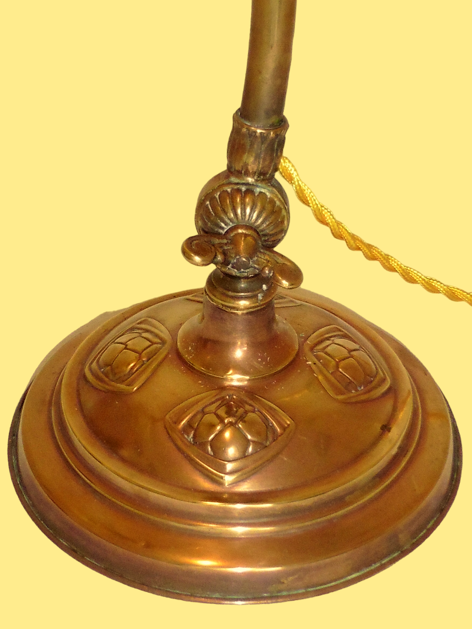 Lamp - foot in weighted brass Swungeneck adjustable with its acid-engraved crystal lampshade