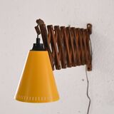 Lamp with extendable arm