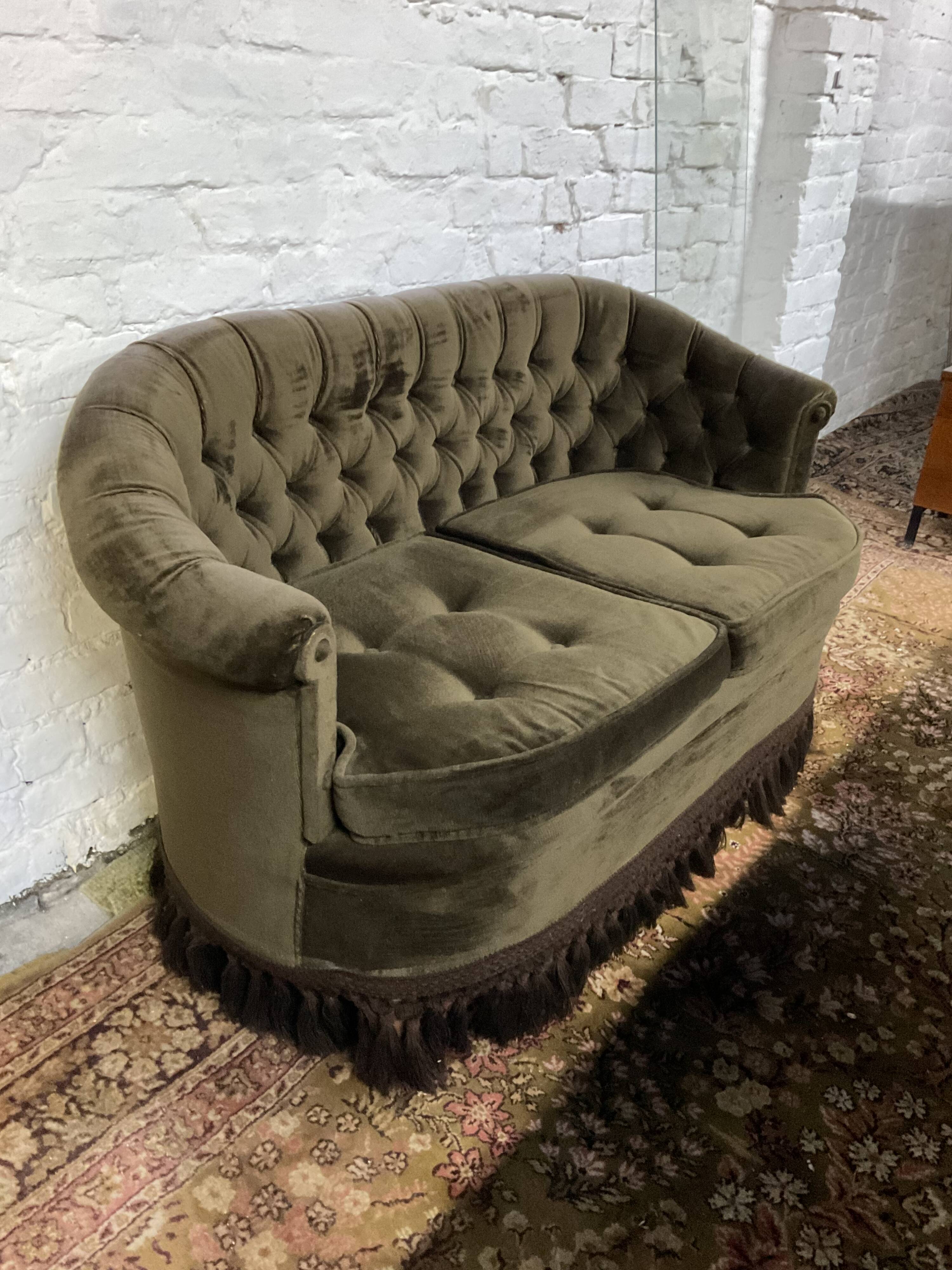 Vintage toad sofa from the 50s-60s in green velvet