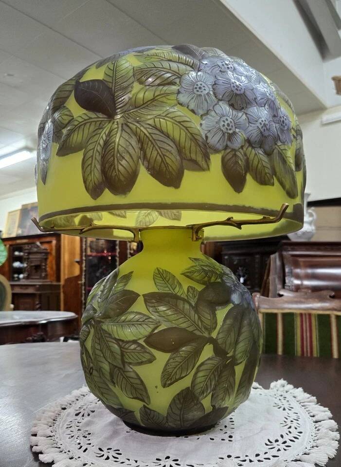 Table lamp in multilayer glass paste, adorned with a rich floral decoration.