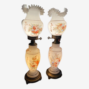 Paire de lampes en opaline blanche à décor floral