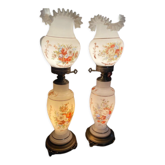 Paire de lampes en opaline blanche à décor floral