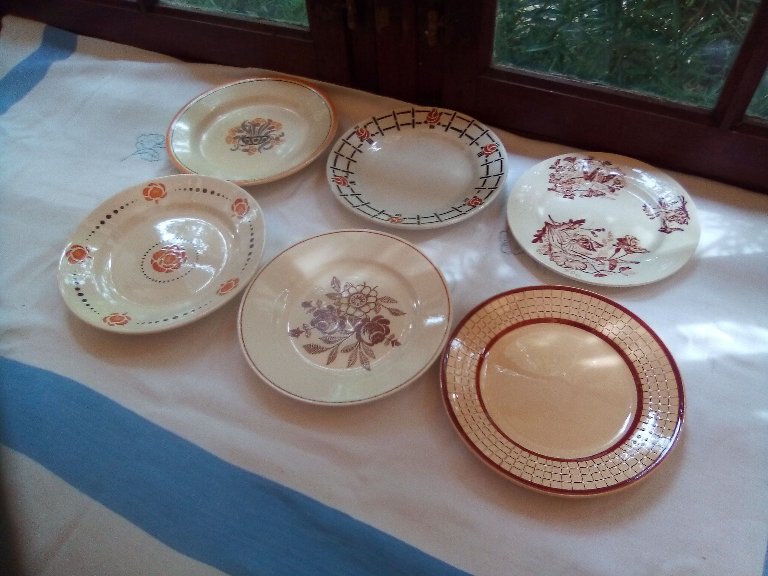 Assorted 12 dominant old brown/black plates