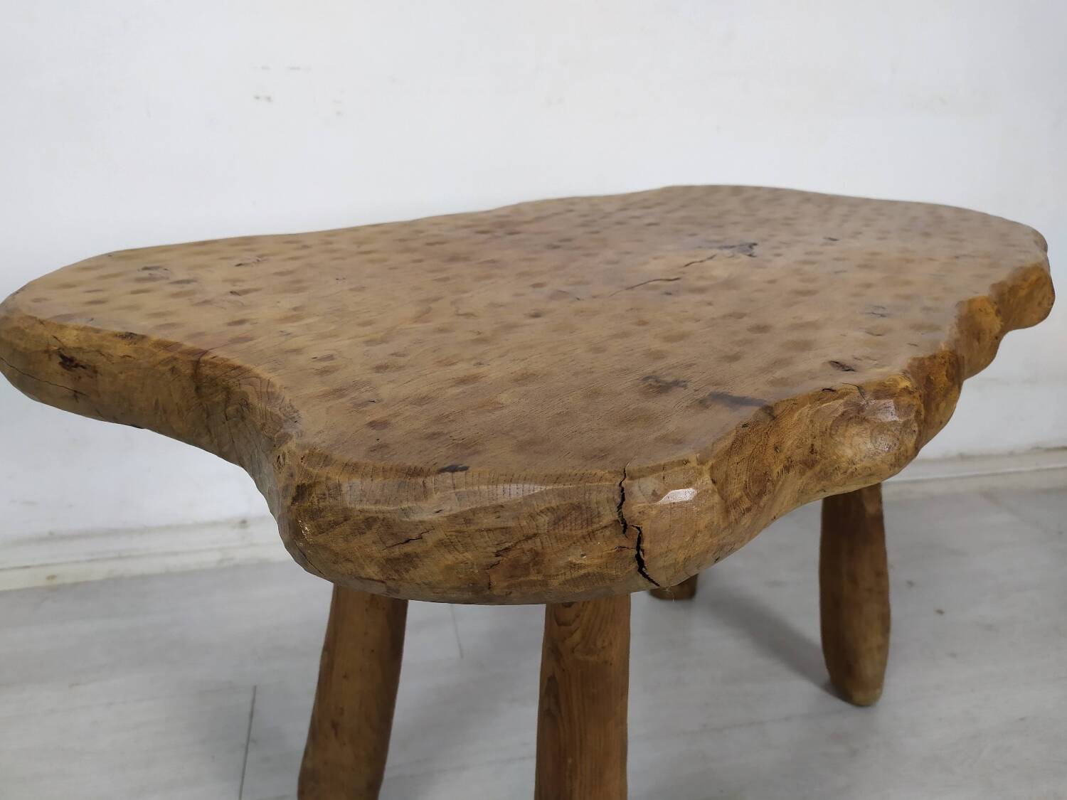 Table basse bois brutaliste