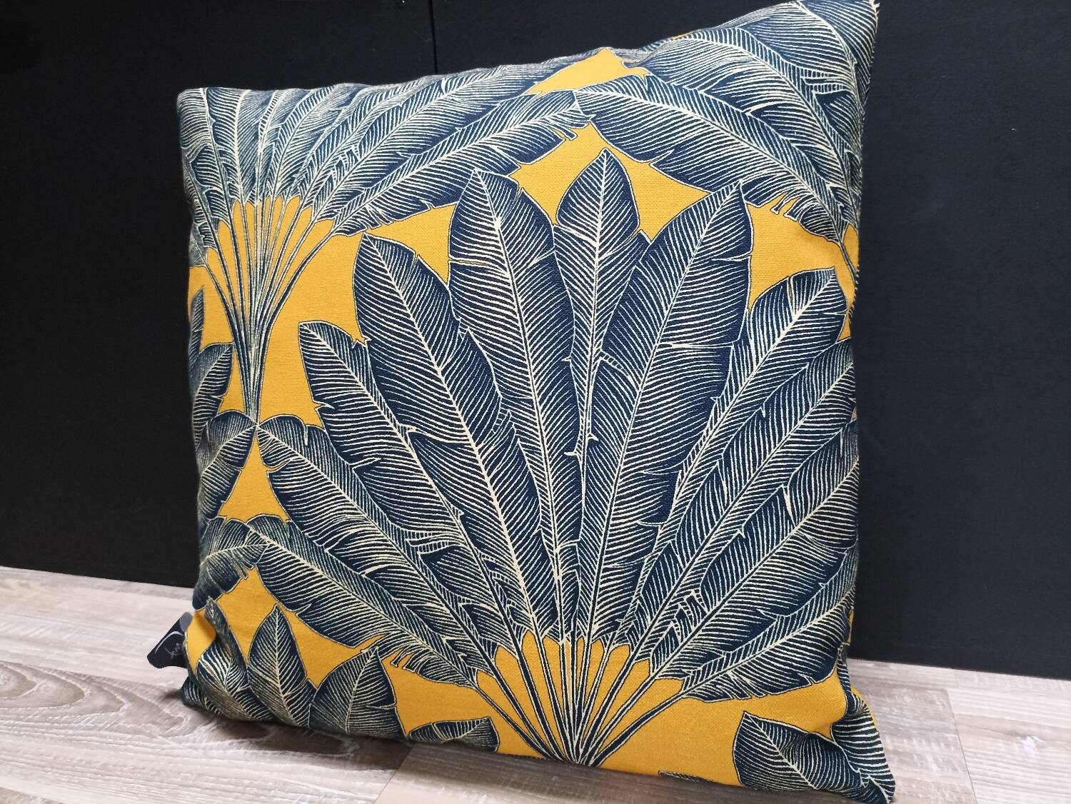 Floral pattern cushion 40x40cm