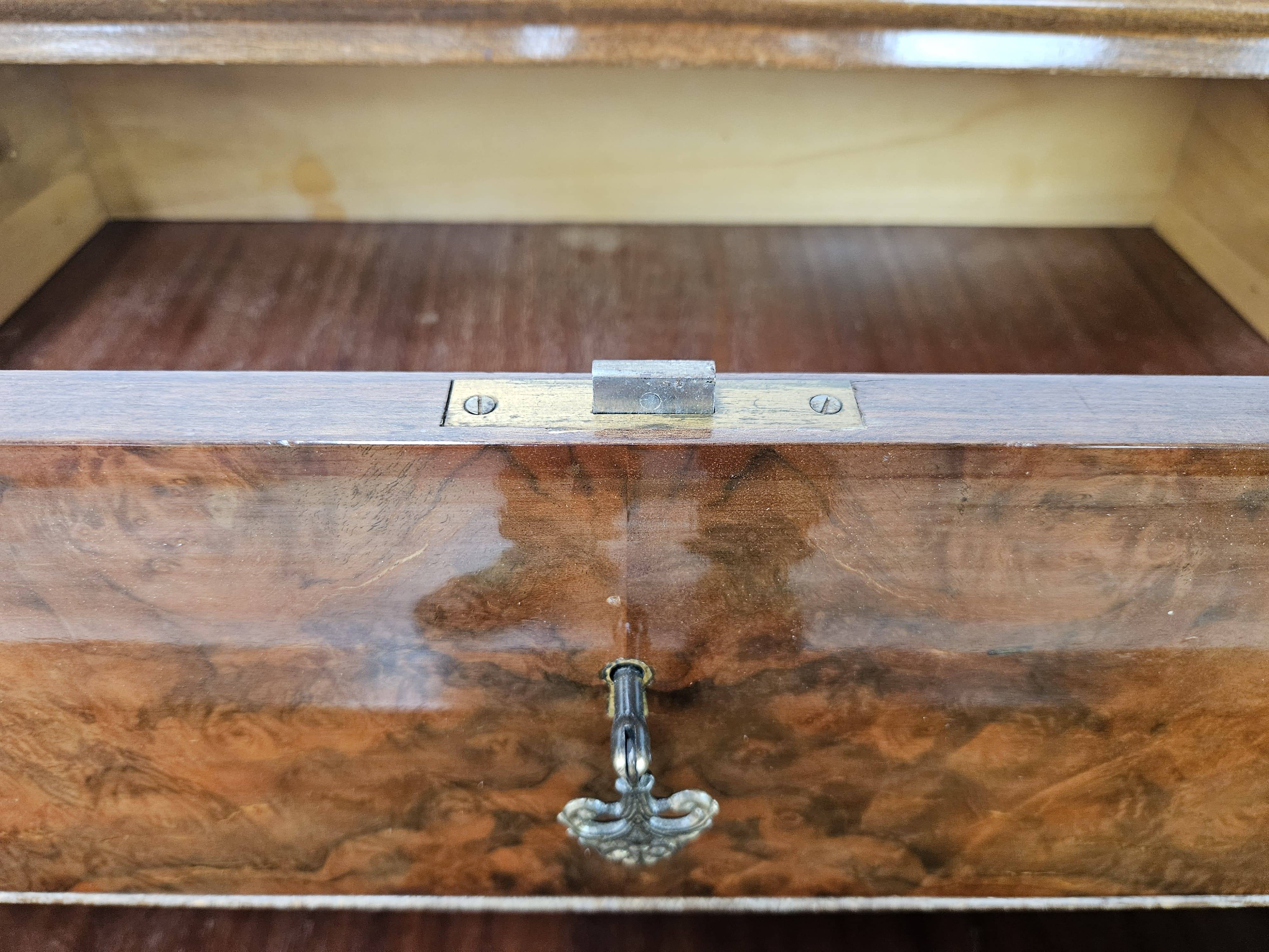 Commode en noyer avec dessus en verre double.