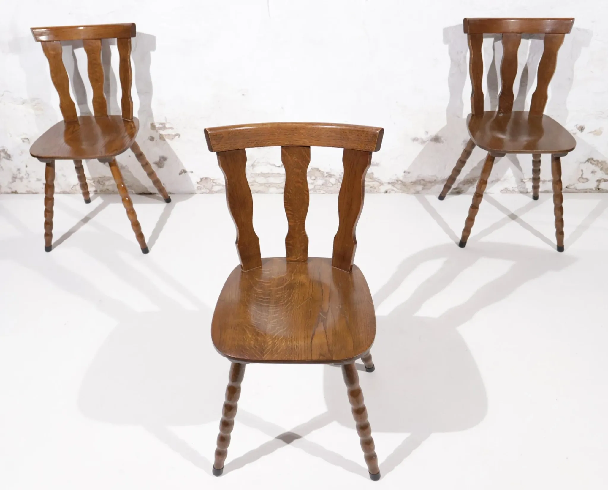Set of 3 brutalist chairs with arched cut-outs and turned legs