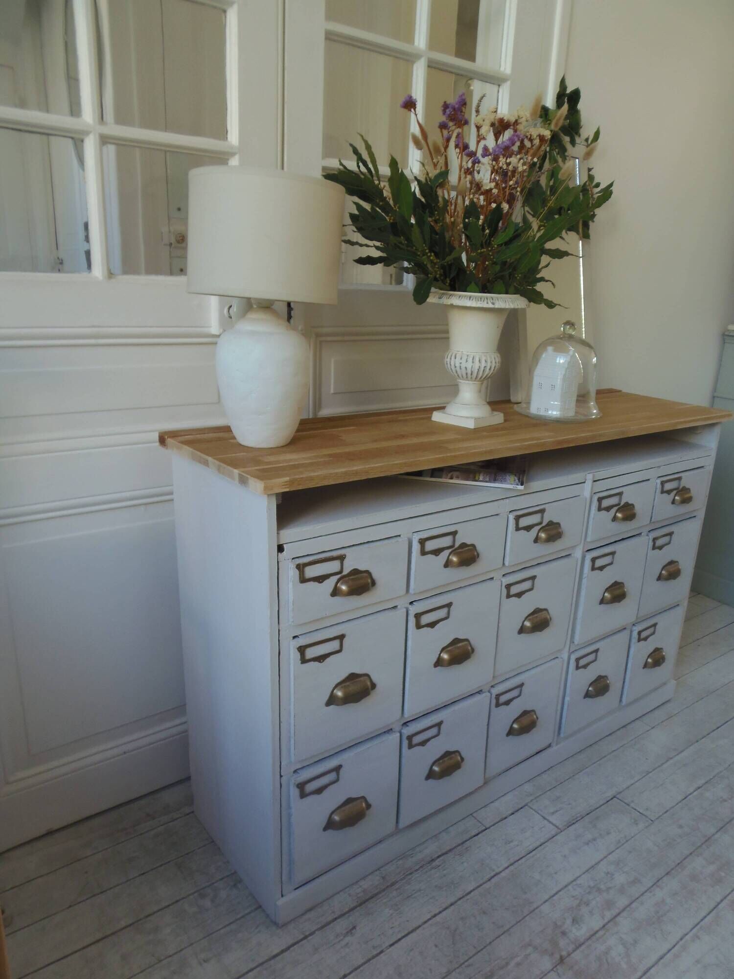 Meuble de métier vintage patiné gris perle, plateau bois.
