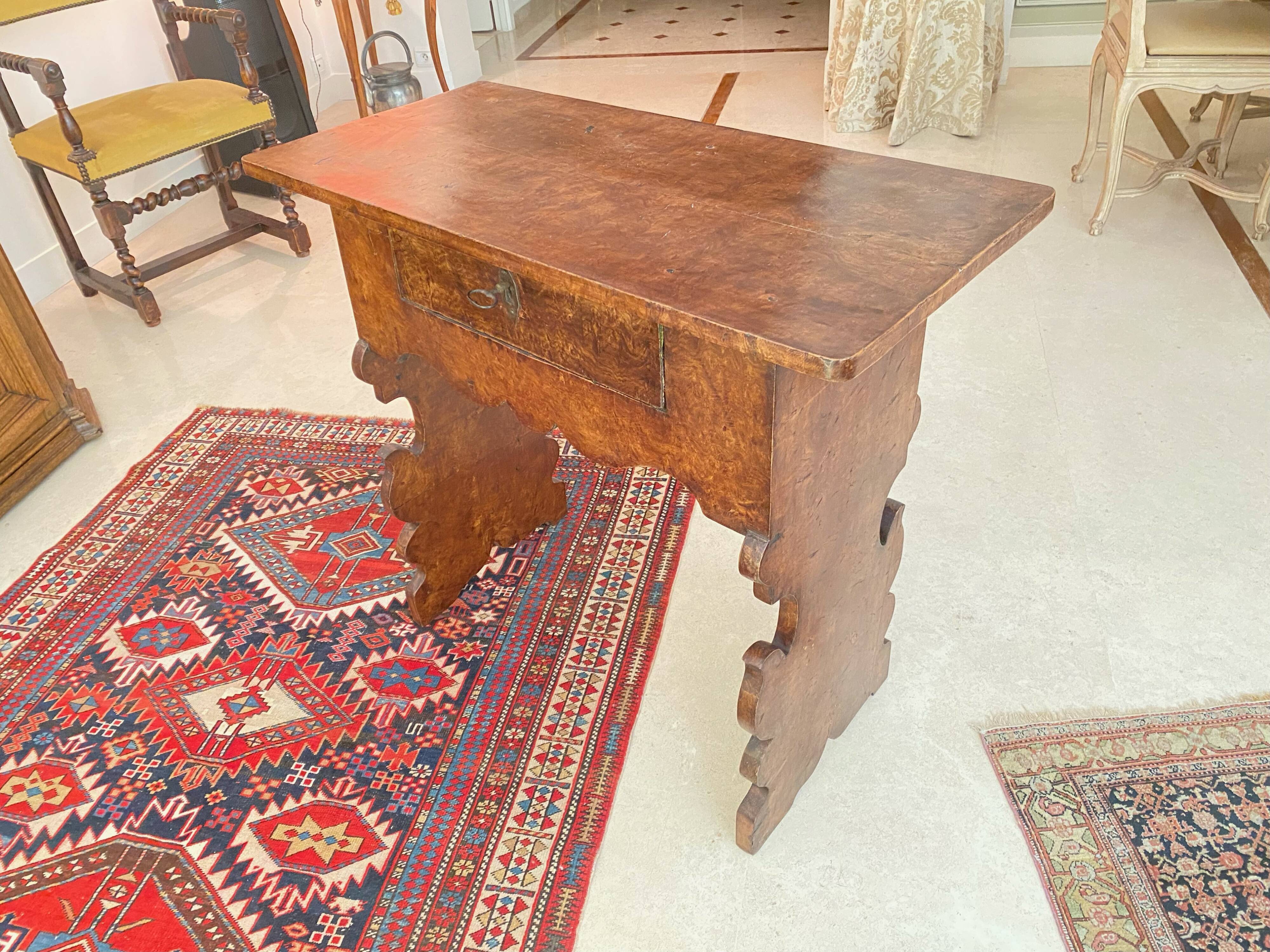 Italian table from the early 19th century, made of rosewood, H 80, W 90, D 42.