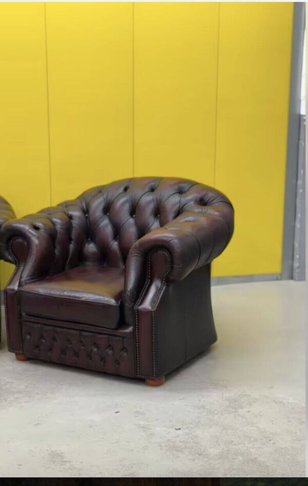 Fauteuil Chesterfield Club original anglais - Cuir vintage couleur sang de bœuf