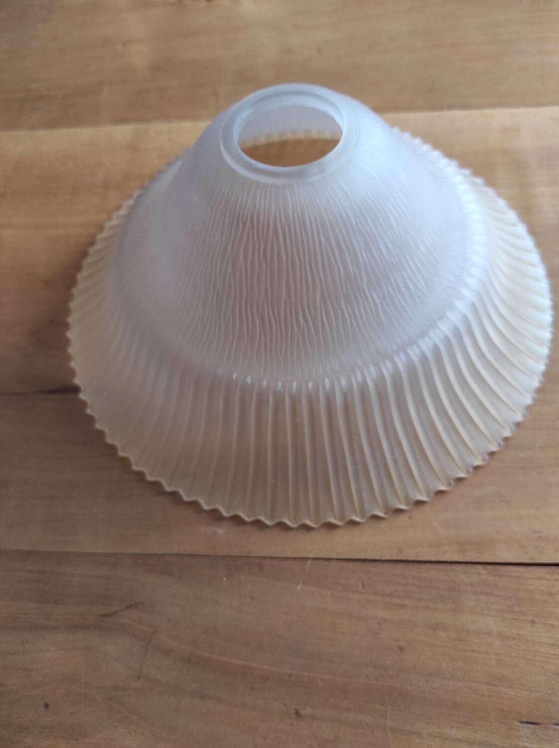 Bicolour glass bowl-shaped lampshade