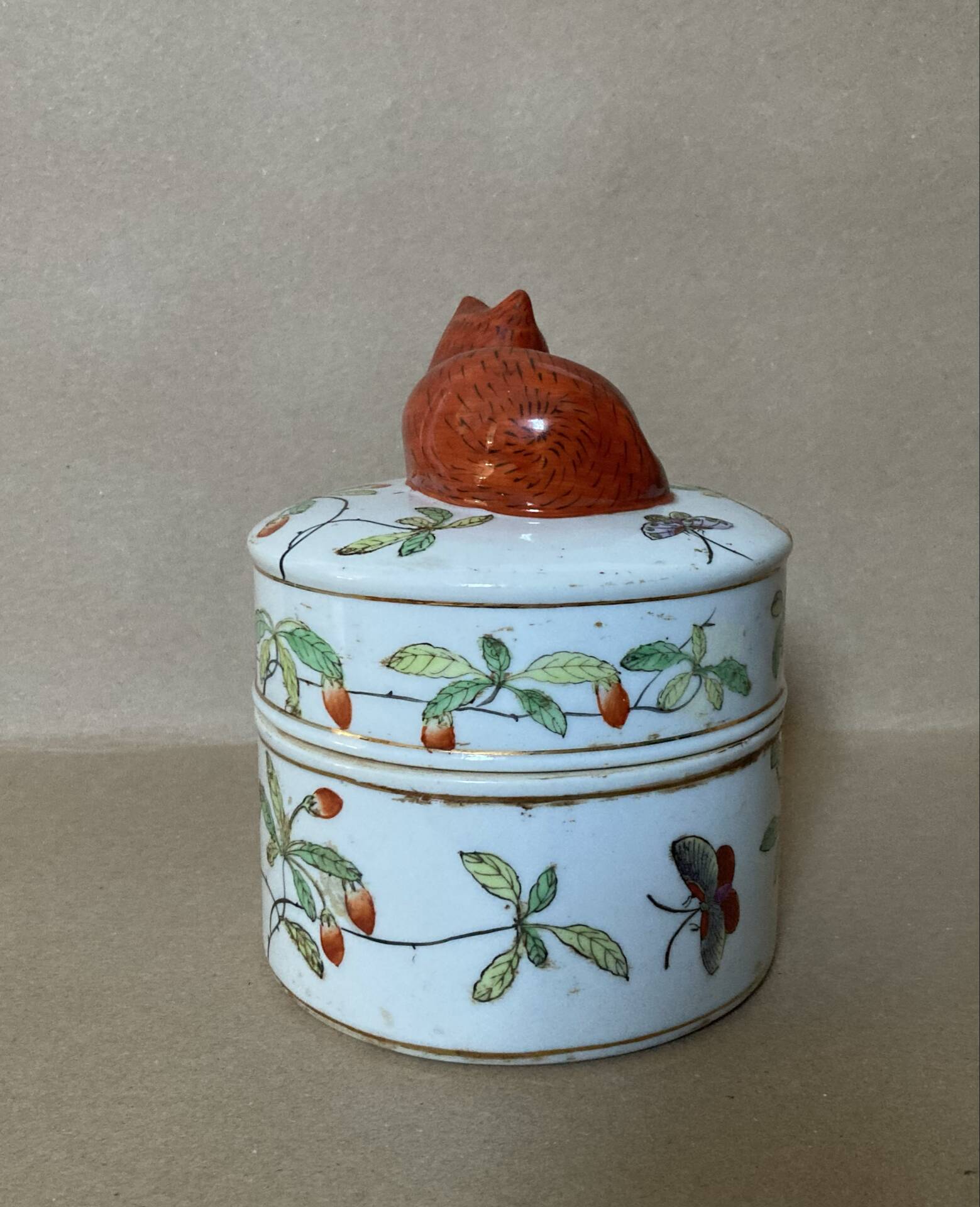 Pot couvert en faïence IMARI décor fait main, fleurs papillons et chat