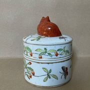 Covered pot in IMARI earthenware, hand-painted decoration, flowers, butterflies, and cat.