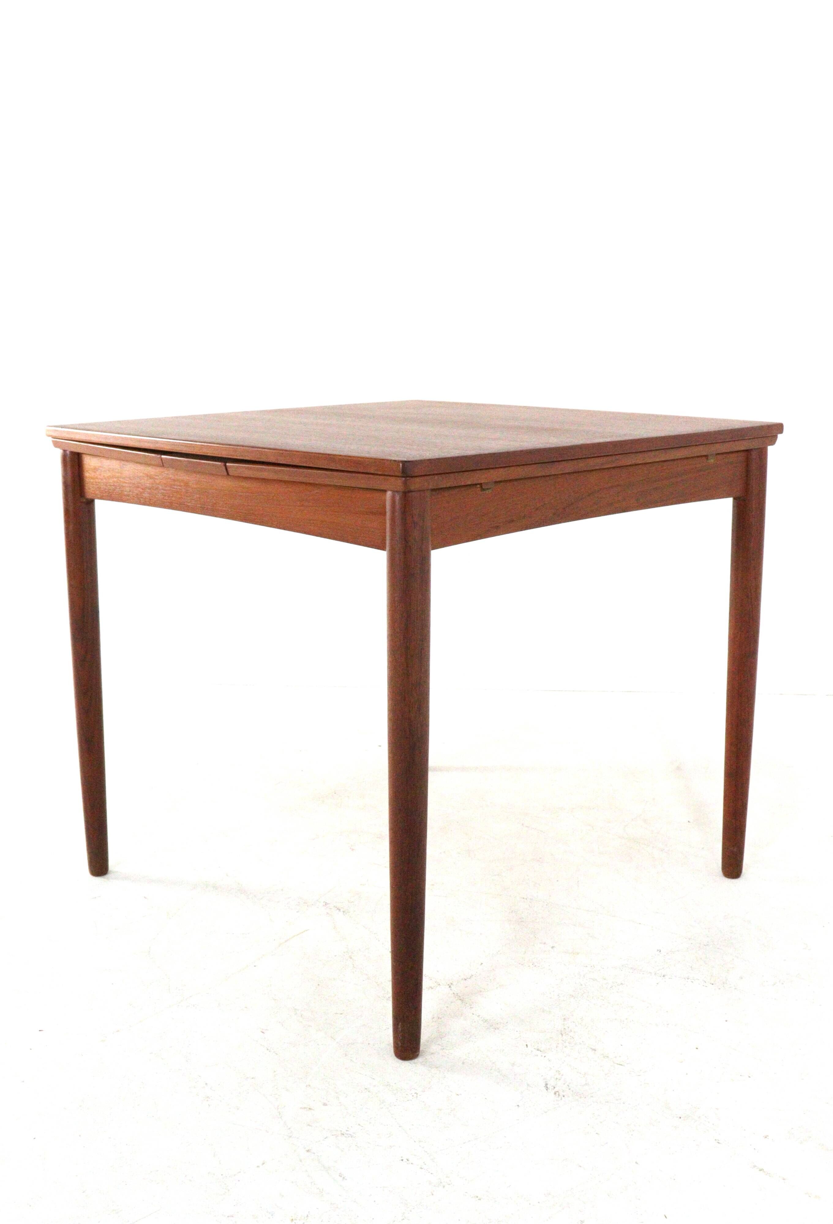 Compact Poul Hundevad for Hundevad & Co extendable dining table in teak