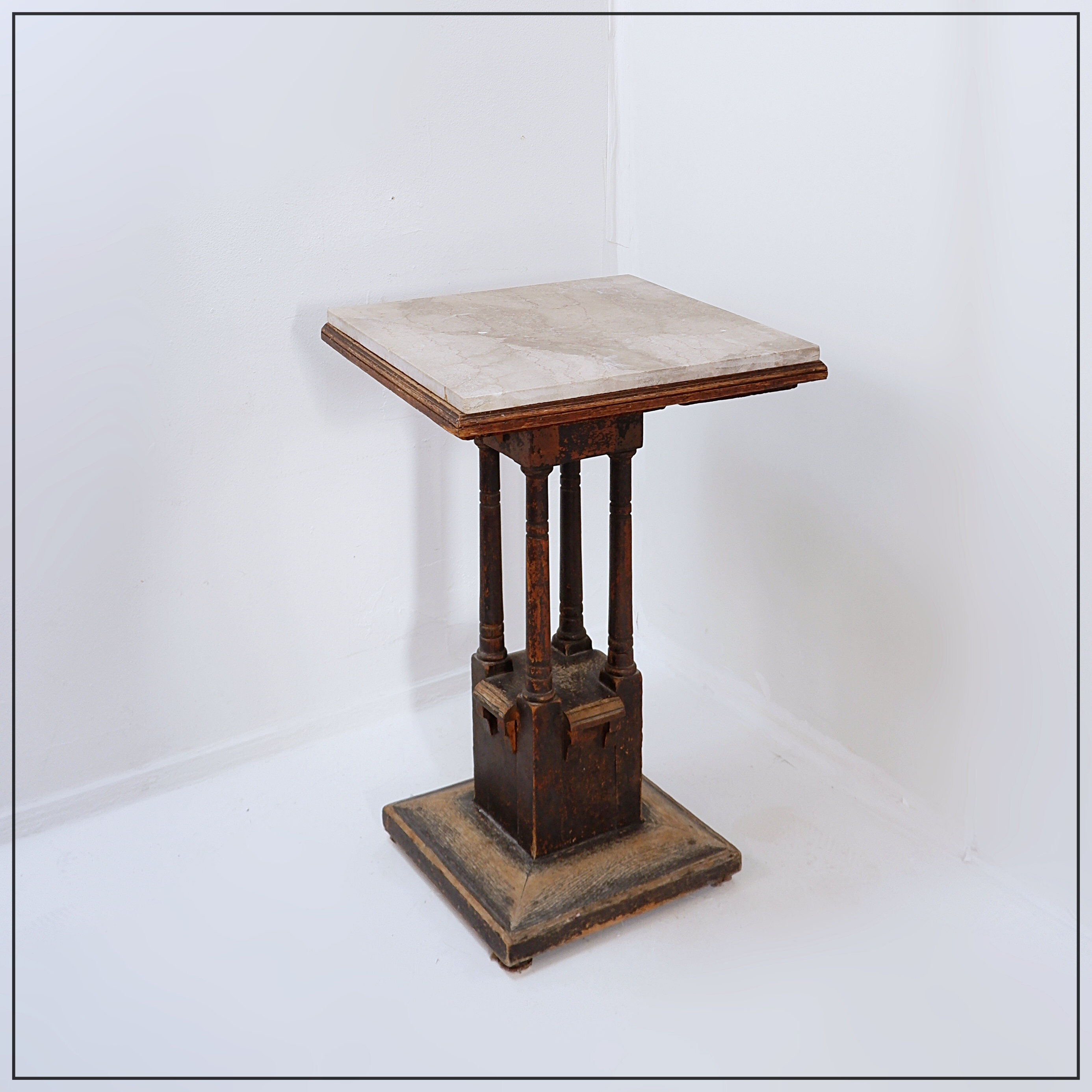 Pedestal table in wood and marble