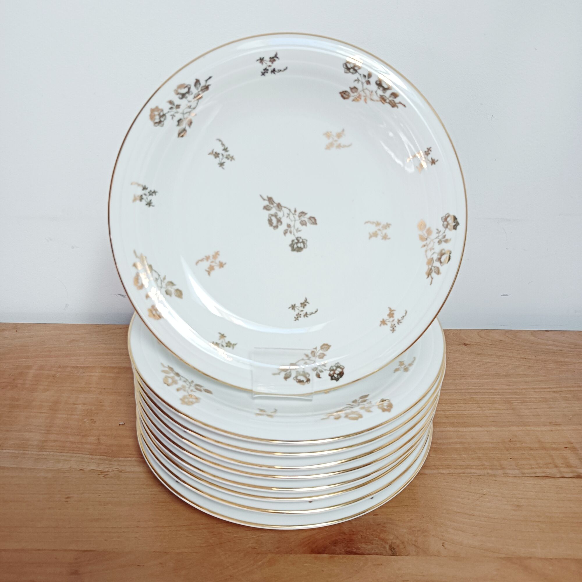 Set of 9 flat plates in Limoges porcelain, white and gold