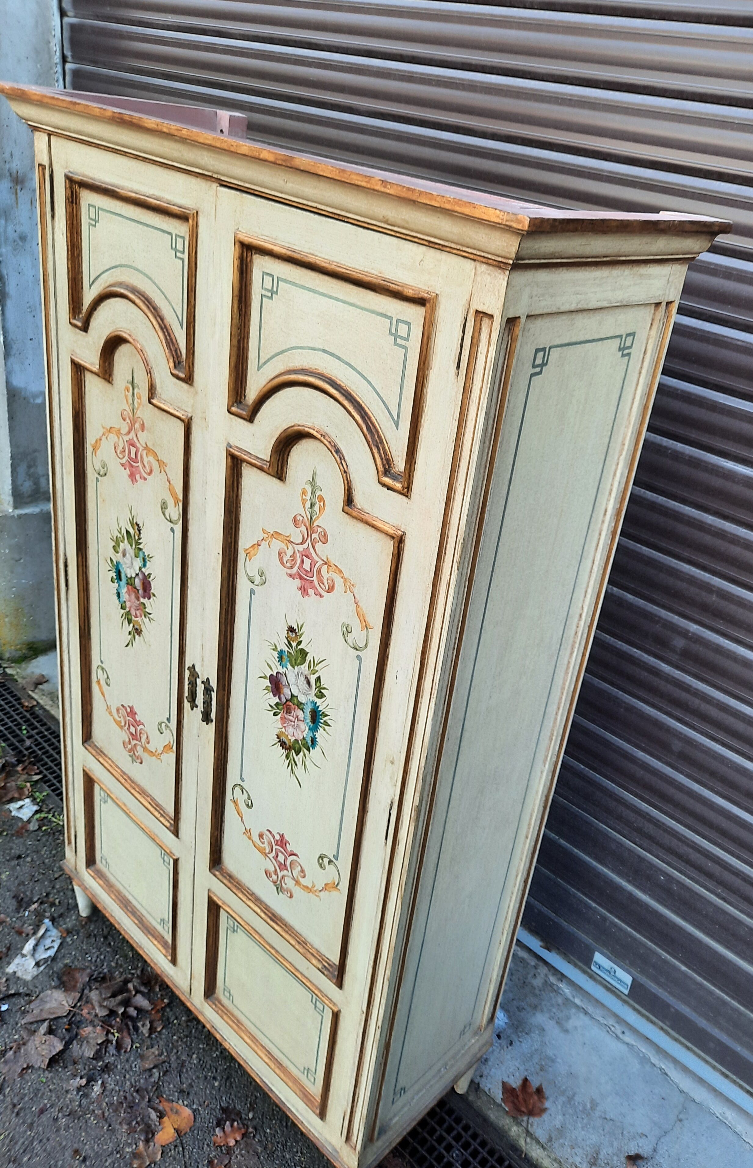 Armoire peinte à 2 portes