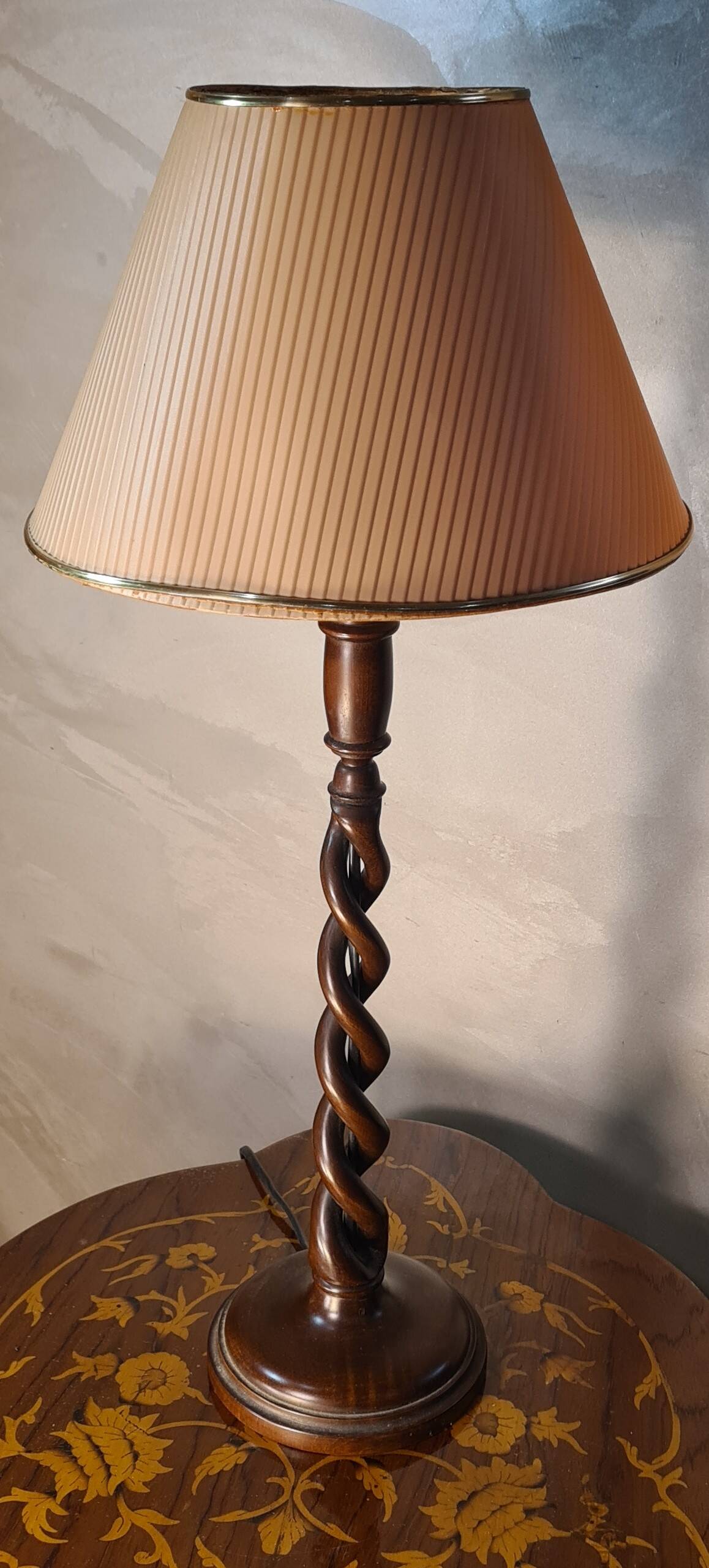 Twisted wood lamp