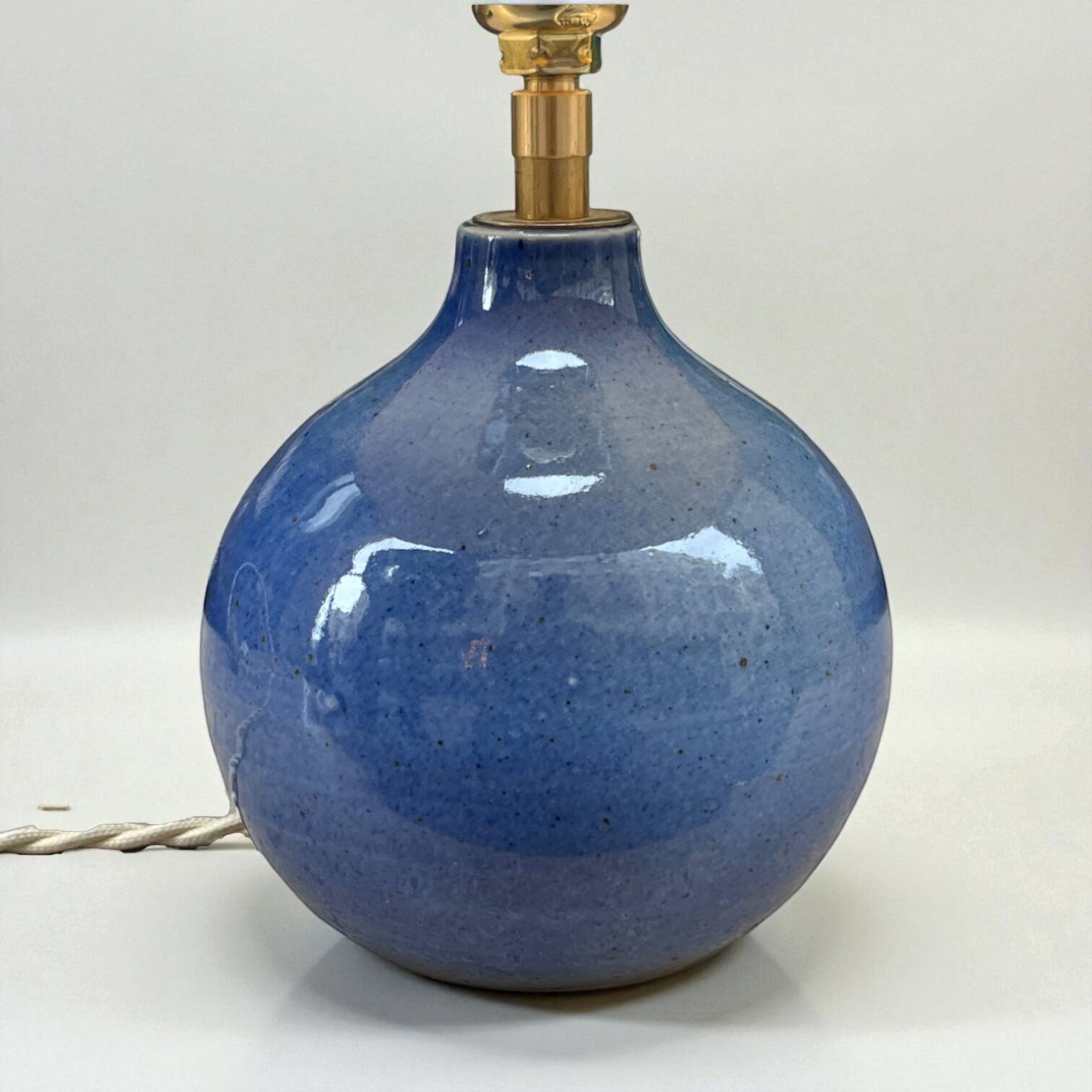 Lampe vintage en grès céramique bleu lavande - abat-jour fleurs séchées