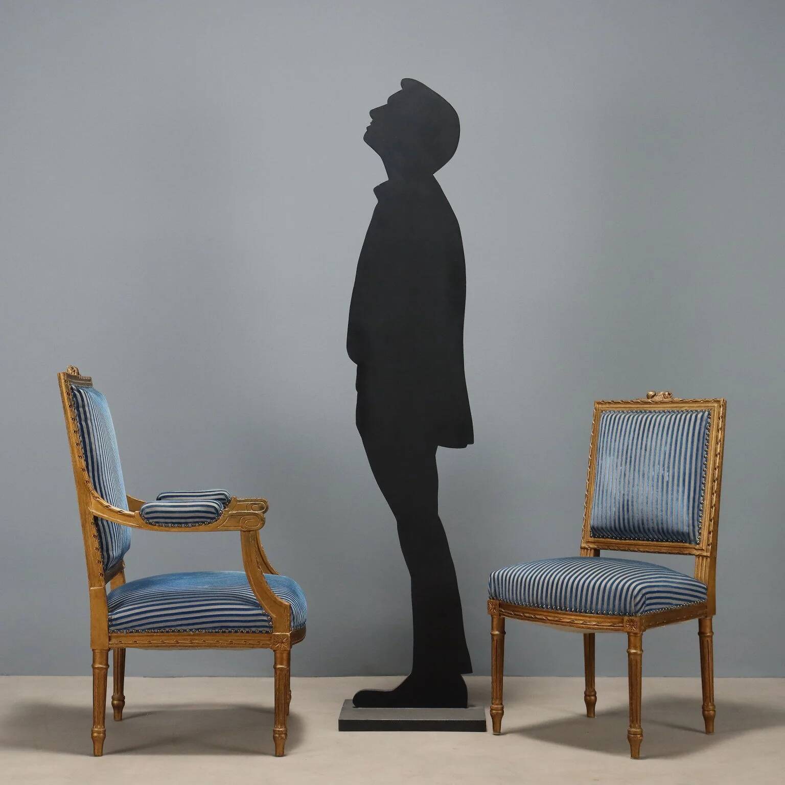 Chairs and antique armchairs in neoclassical style from the 19th century.