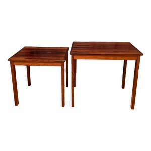 Une paire de tables d’appoint
