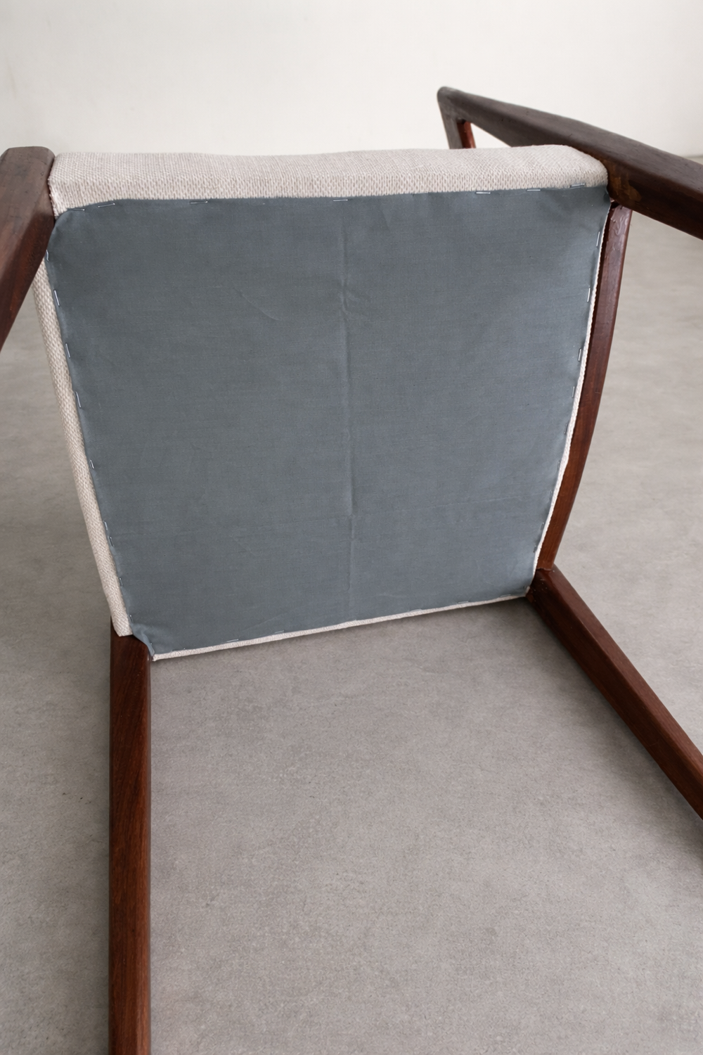 Set of 4 Scandinavian chairs in teak and fabric.