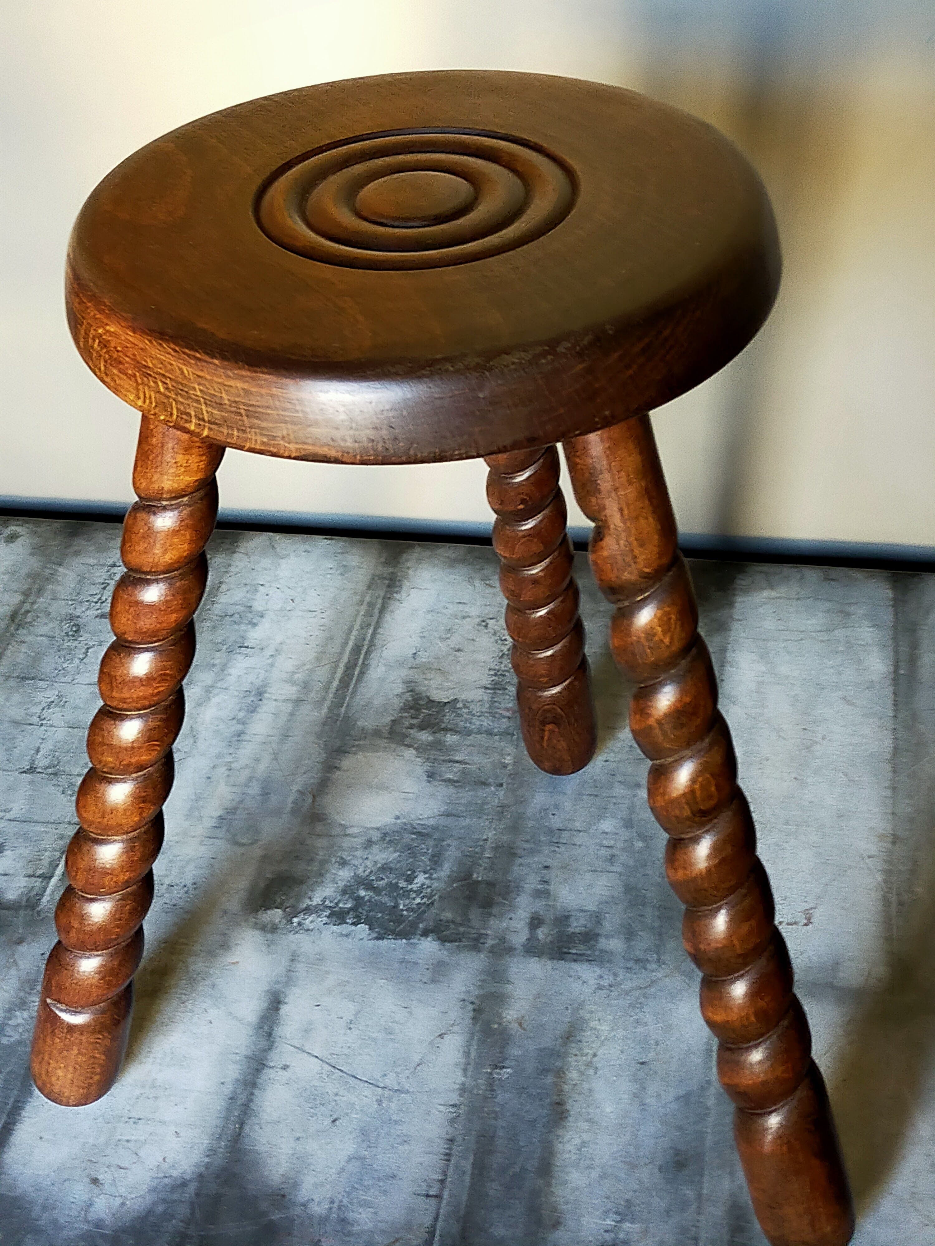 Vintage tripod stool in solid wooden twisted feet