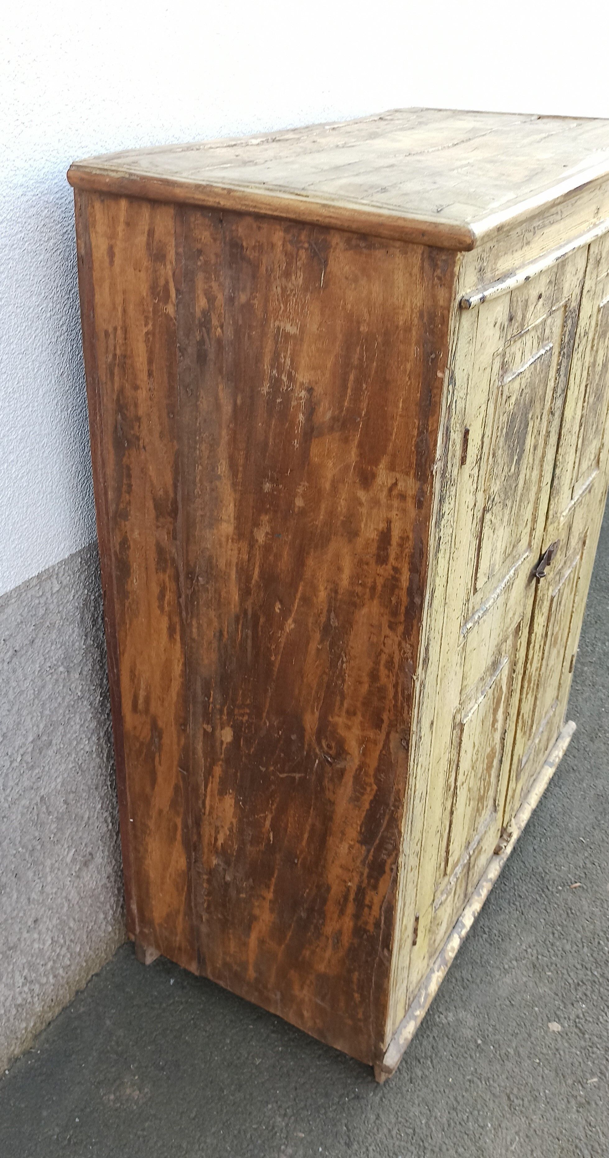 Armoire ancienne et profonde en bois