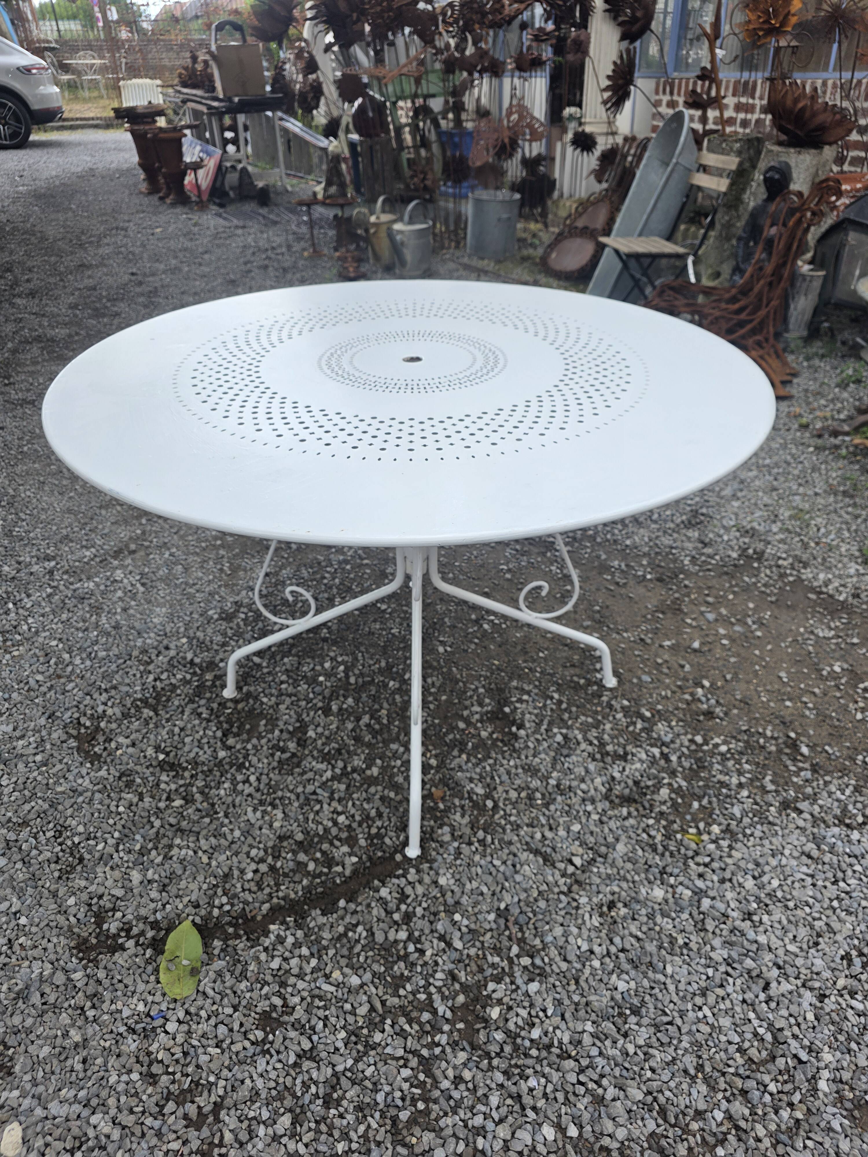 Wrought iron garden table, 117cm diameter