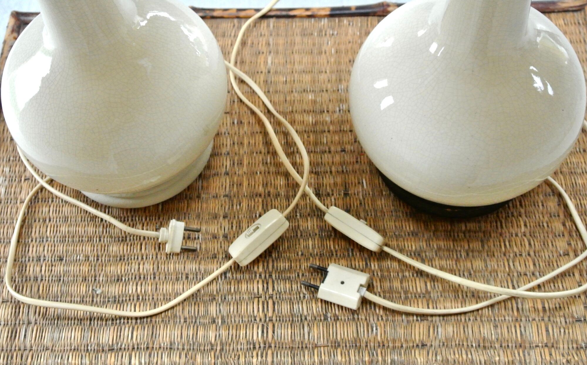 Pair of lamps - off-white ceramic foot - wooden bass