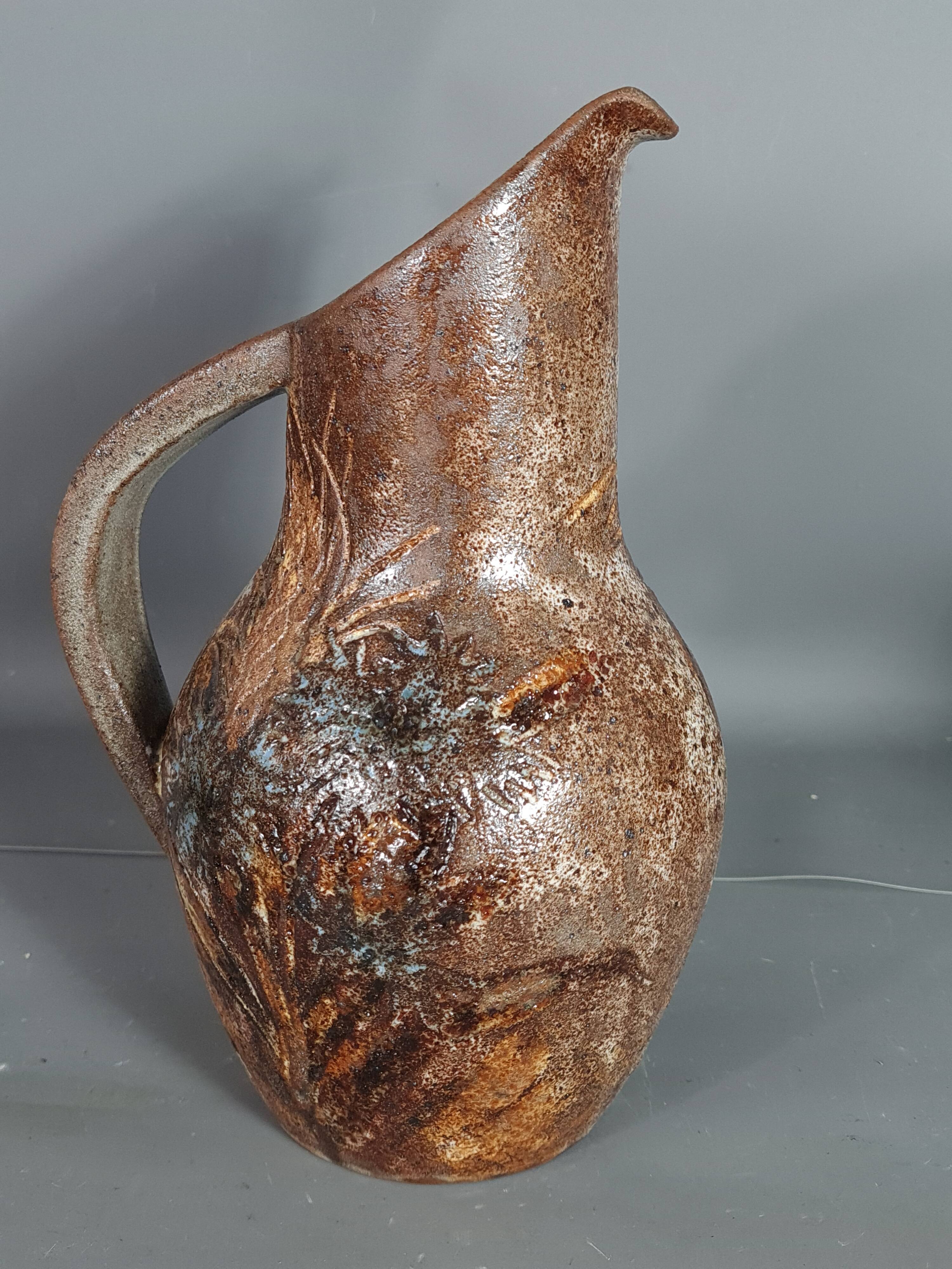 A. Kostanda à Vallauris: pichet en grès émaillé, signé. 22 cm Parfait état. SB
