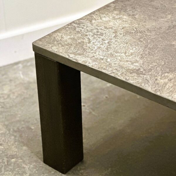 Table basse française des années 1970 en ardoise et chêne massif — dalle d'ardoise texturée, présence sculpturale