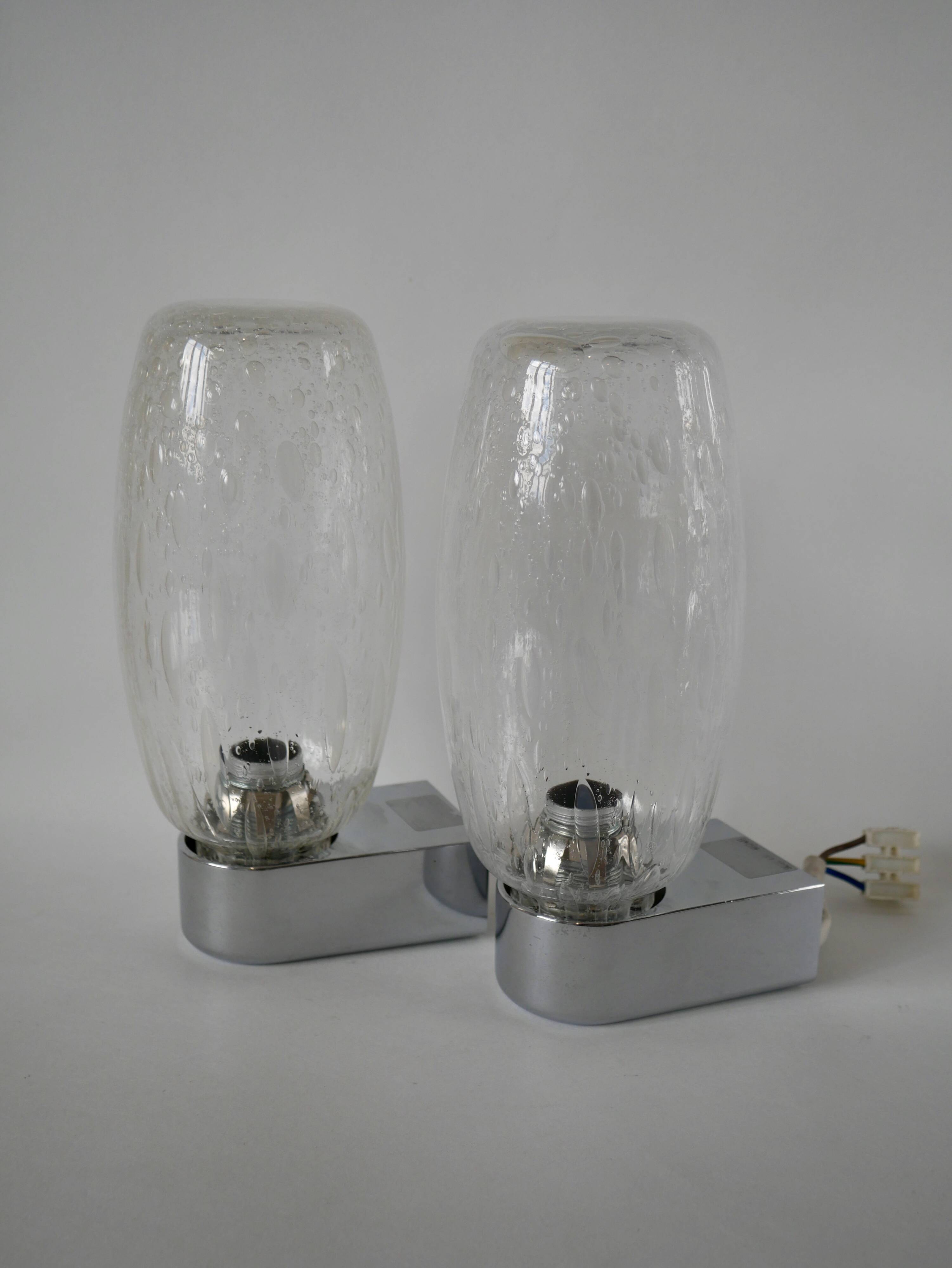 Paire d'appliques murales design en verre soufflé et chrome par inda circa 1960-1970