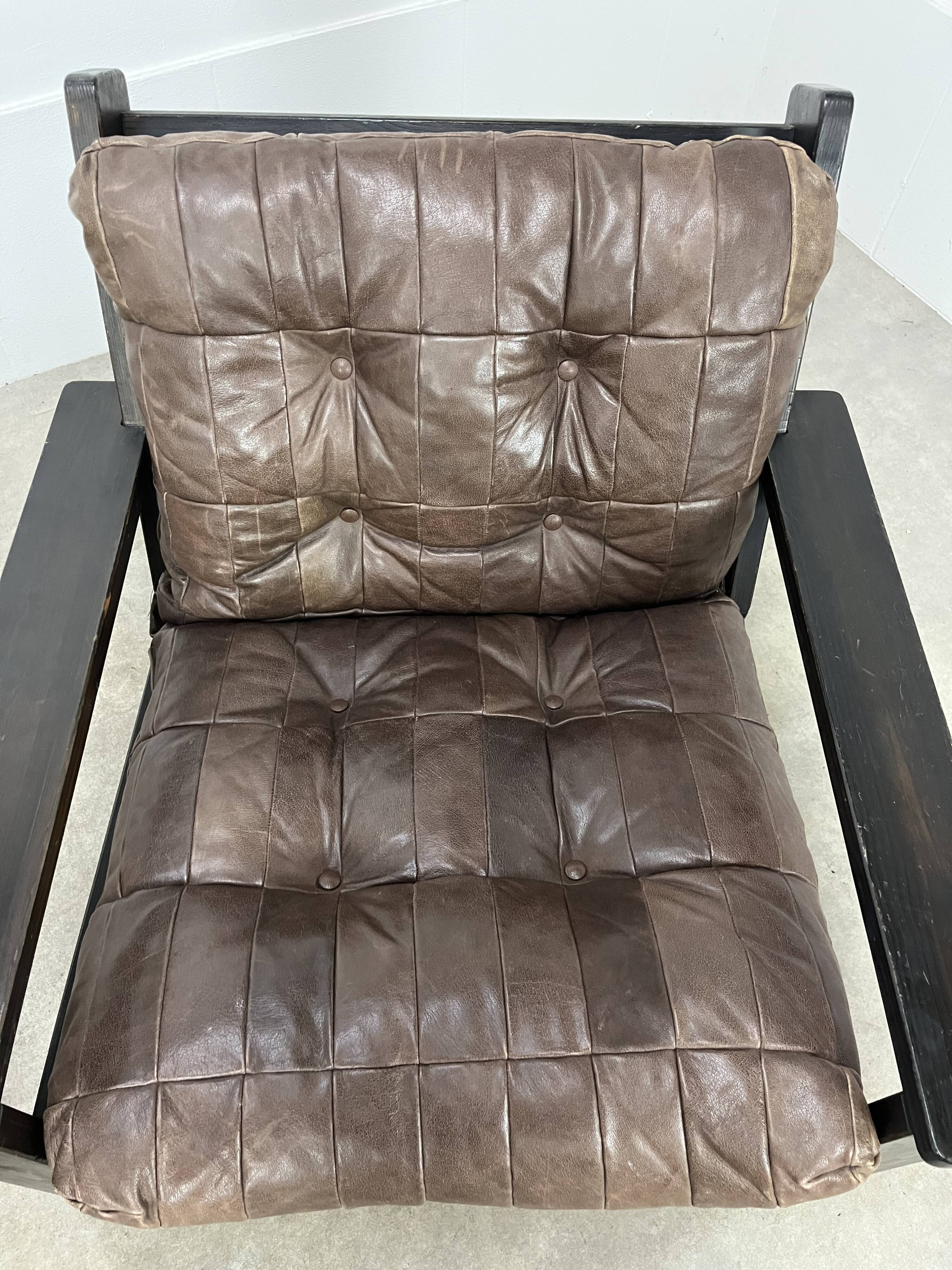 Living room sofa and brutalist armchairs in leather and wood, 70s, chalet style