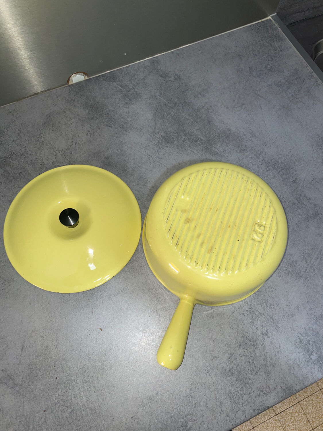 Vintage cast iron pan "22"