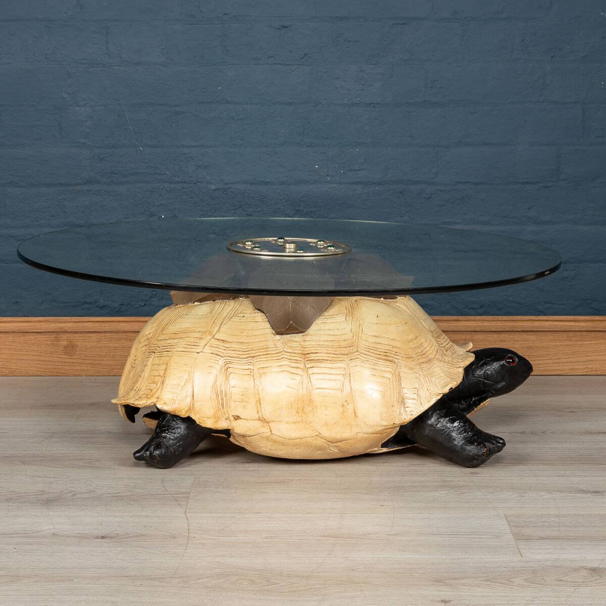TABLE BASSE INUSITÉE EN FORME DE TORTUE PAR ANTHONY REDMILE, LONDRES