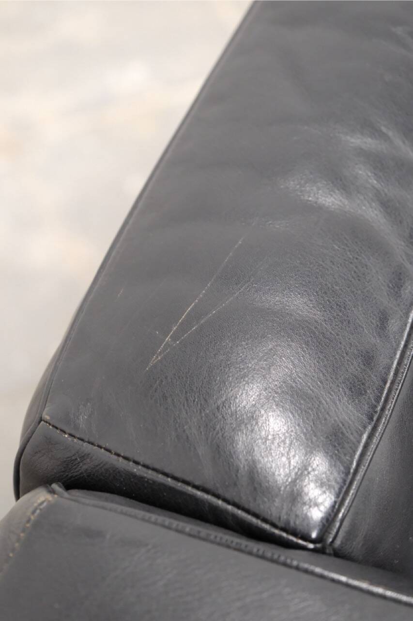 LC2 armchair in black leather – Design Le Corbusier, Pierre Jeanneret & Charlotte Perriand