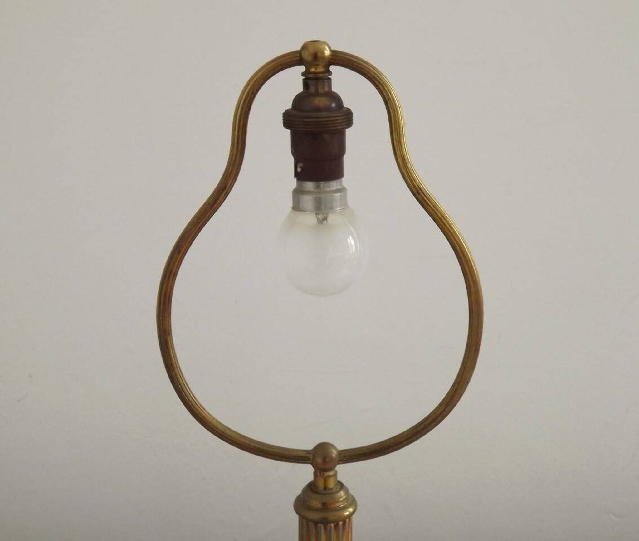 Lampe de table en laiton français vintage de style traditionnel avec base ronde.