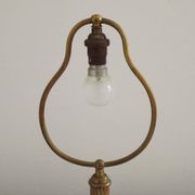 Lampe de table en laiton français vintage de style traditionnel avec base ronde.