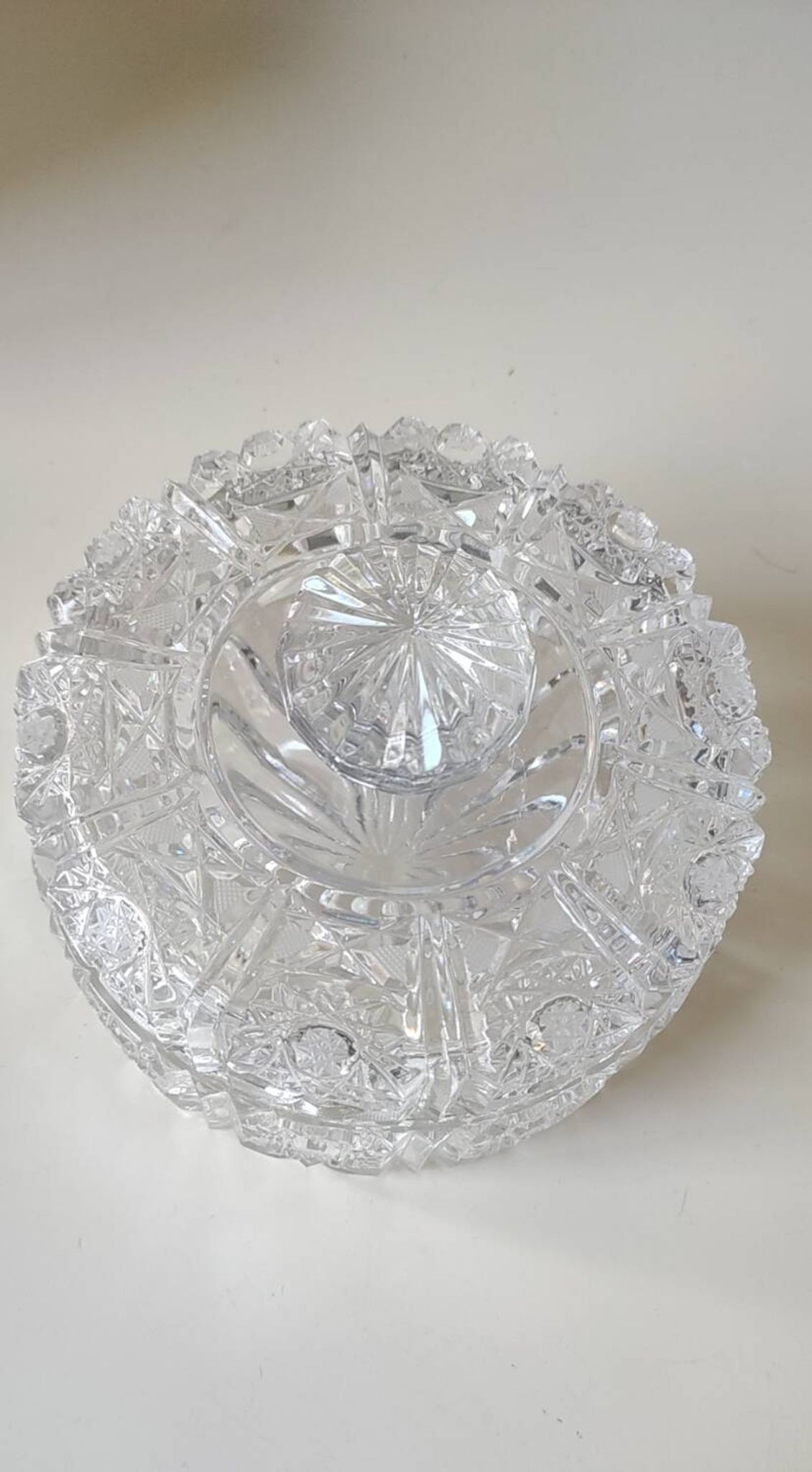 Round crystal bonbonnière, cut Bohemian style. Star patterns. Diameter 15 cm.
