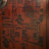 Armoire ancienne chinoise laquée brun avec motifs dorés