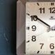 Horloge vintage pendule murale silencieuse carrée "Vedette gris argent"
