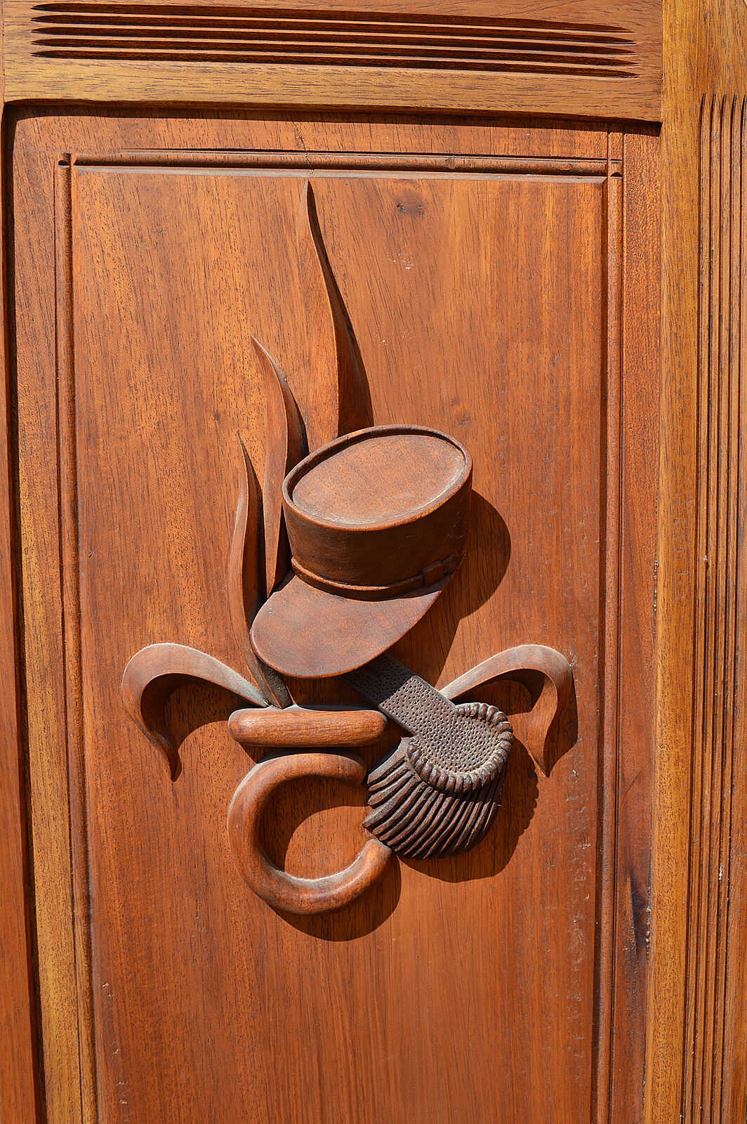 Art Deco screen with 7 panels carved with the insignia of the Foreign Legion, circa 1940