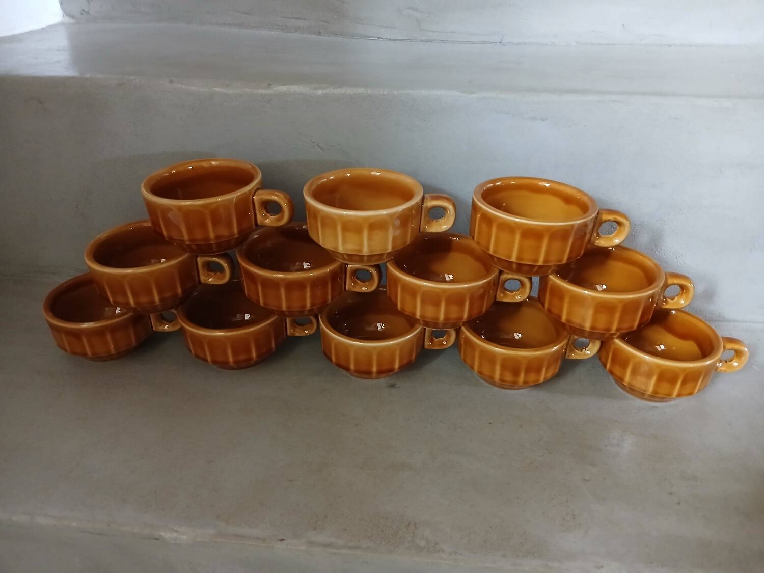 12 tasses à café anciennes avec soucoupes