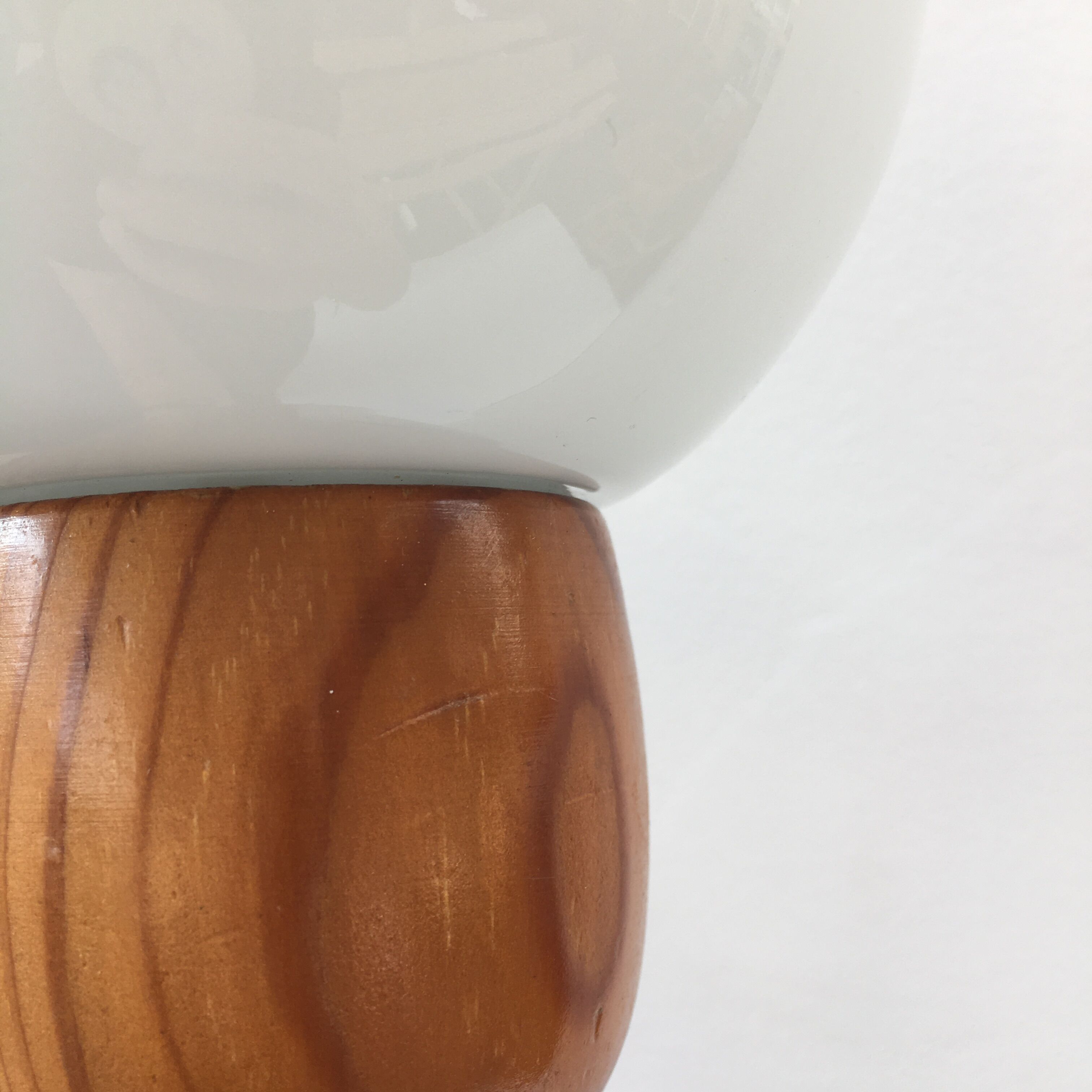 Modernist wall lamp in pine and opaline